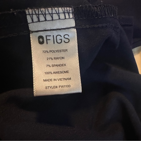 FIGS Scrub Top Technical Collection
Small Blue Two Pocket Soft Stretch Comfort - Picture 9 of 9